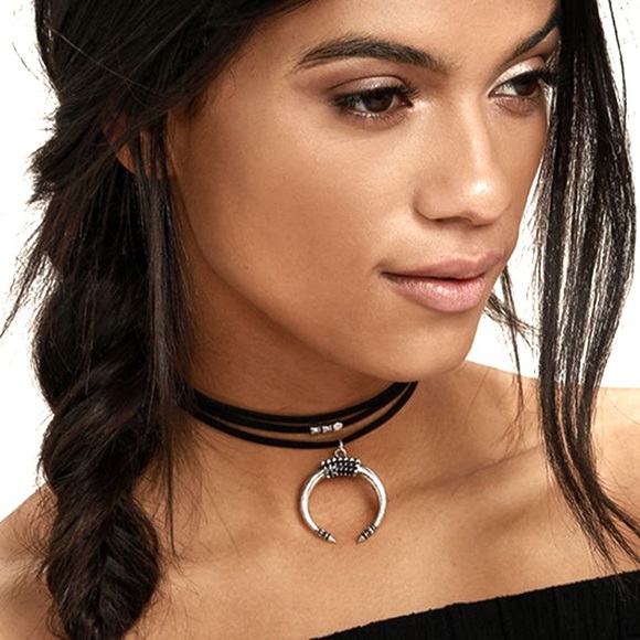 Jewelry - 🌸NWT Retro Crescent Moon Pendant Cord Choker